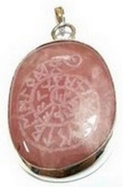 Mandala runiczna na kwarcu róowym